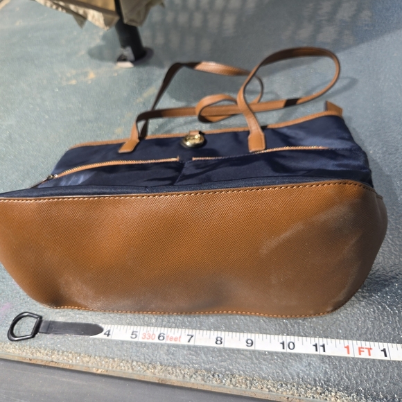 MICHAEL KORS KEMPTON POCKETS SHOULDER BAG LEATHER / NYLON - Picture 12 of 15